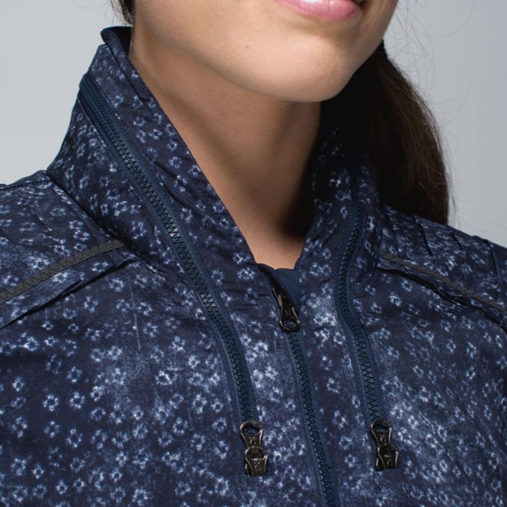 Lululemon Spring Forward Jacket
Kanoko Twist Inkwell Ghost / Inkwell - Picture 5 of 14